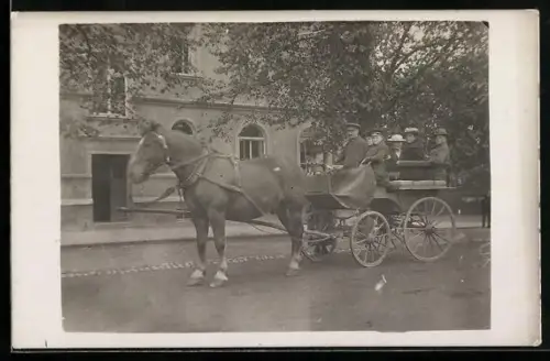Foto-AK Ramsla, Gruppe in einer Pferdekutsche 1920, Andenken an die Ramlaer Kirmse