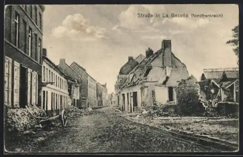 AK La Bassée, Strassenpartie mit zerstörten Häusern, Weltkrieg 1914-16