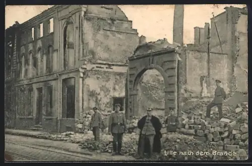 AK Lille, Strassenpartie mit Soldaten nach dem Brande