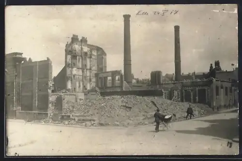 AK Lille, Strassenpartie mit zerstörten Häusern