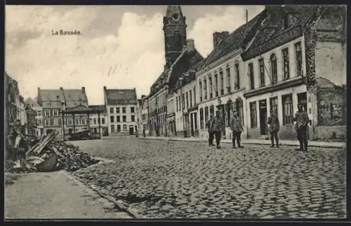 AK La Bassée, Strassenpartie mit Soldaten