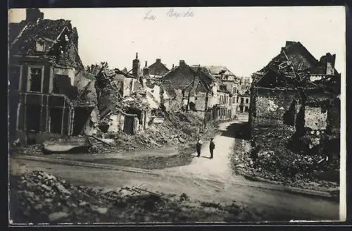 Foto-AK La Bassée, Vue partielle de la ville détruite