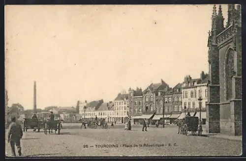 AK Tourcoing, la place de la République avec des passants et quelques attelages