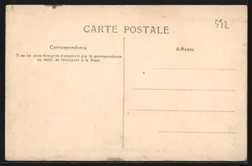 AK Tourcoing, la place de la République avec des passants et quelques attelages