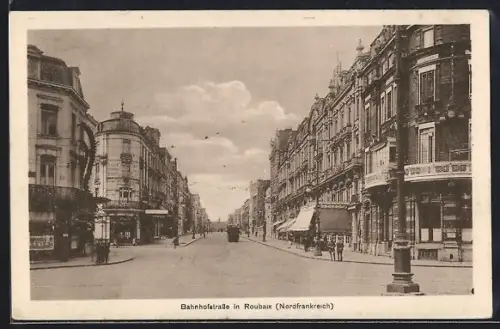 AK Roubaix, Bahnhofstrasse mit Geschäften, Strassenbahn