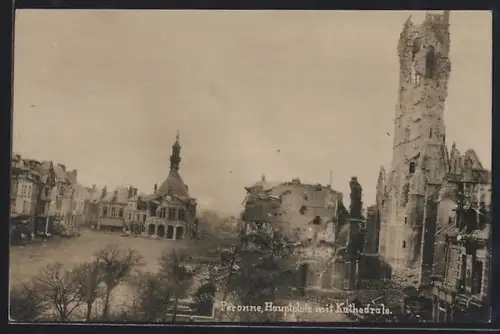 AK Péronne, Hauptplatz mit Kathedrale in Trümmern