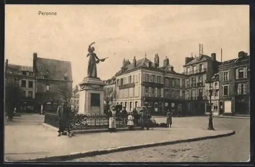 AK Peronne, Passanten am Denkmal