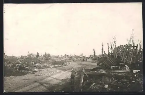AK Haulnes, Strassenpartie in Trümmern