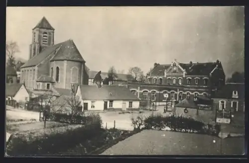 AK Miraumont, Strassenpartie mit Kirche