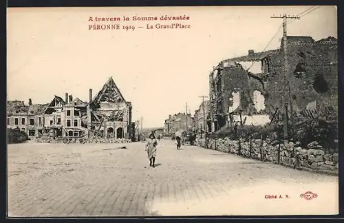 AK Péronne, A travers la Somme dévastée, La Grand`Place 1919