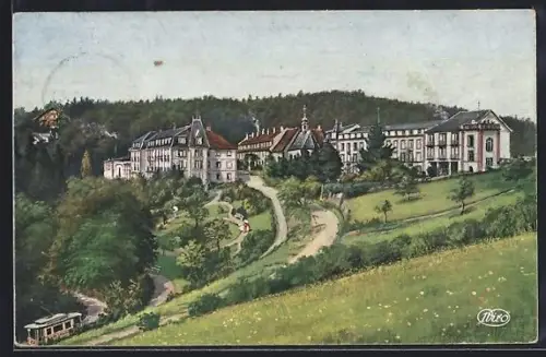 AK Trois Épis, Vue du complexe hôtelier entouré de nature avec un tramway en bas à gauche