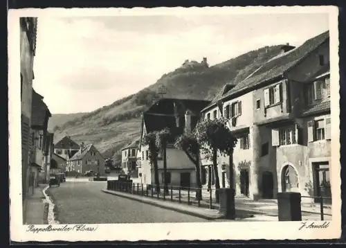 AK Rappoltsweiler /Elsass, Strassenpartie mit Burgblick