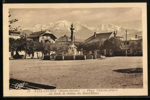 AK Sallanches, Place Charles-Albert au fond, la chaîne du Mont-Blanc