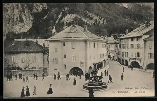 AK Thones, La Place