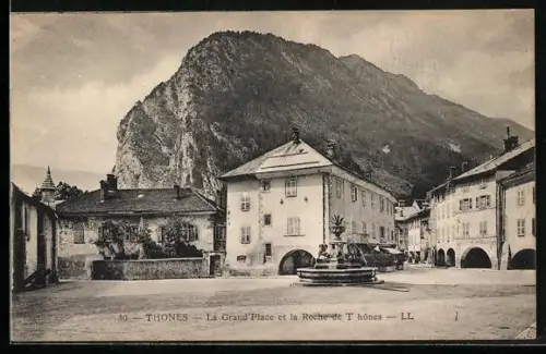 AK Thones, La Grand` Place et la Roche de Thônes