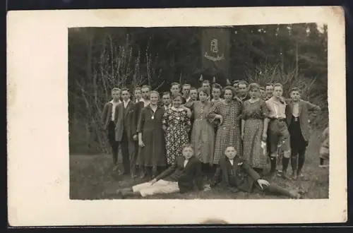 Foto-AK Herwigsdorf, Gruppenfoto mit Banner