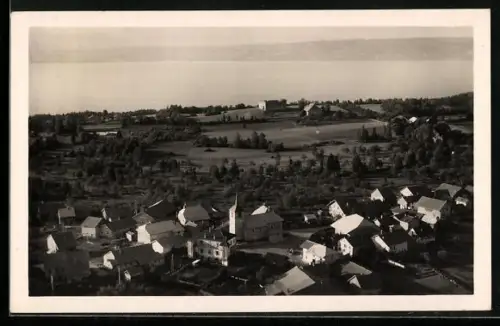 AK Larringes, Le Village, le Château et le Lac