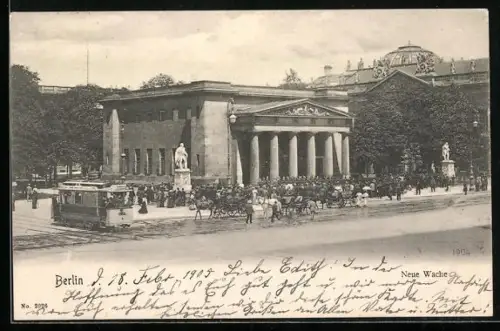 AK Berlin, Neue Wache mit Strassenbahn, Wachwechsel