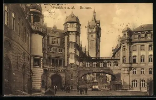 AK Frankfurt a. M., Rathaus mit Torgang und hindurchfahrender Strassenbahn