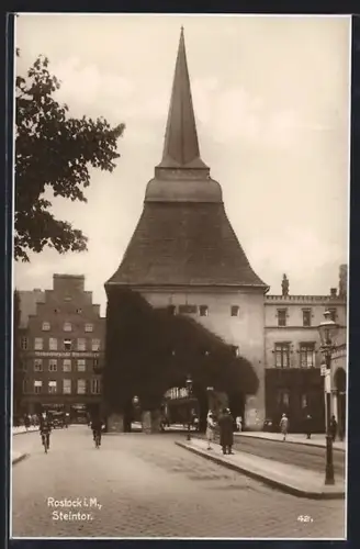 AK Rostock i. M., Strassenpartie mit Steintor und Meckenburgische Brandkassen im Hintergrund