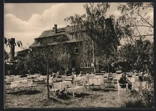 AK Schmannewitz /Oschatz, FDGB-Erholungsheim, Aussenansicht mit Gästen
