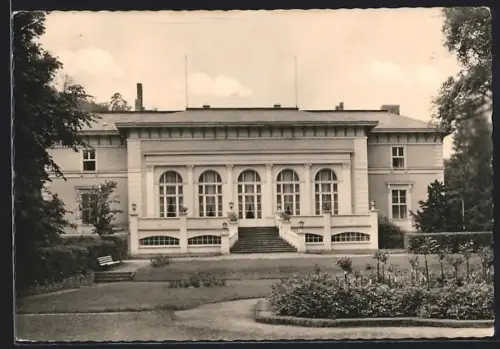 AK Bad Freienwalde /Oder, Front des Kurhauses mit Grünanlagen