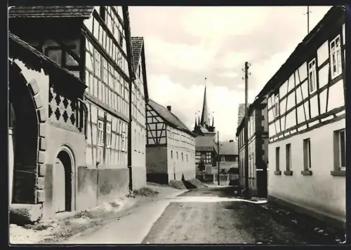 AK Reinstädt /Jena, Strassenpartie mit Kirchturm