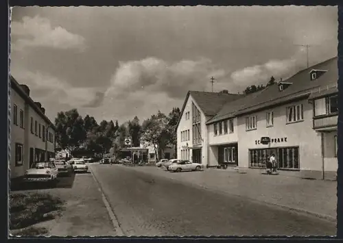 AK Fichtelberg im Fichtelgebirge, Hauptstrasse mit Geschäft und Tankstelle am Rathaus