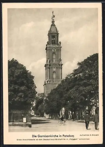 AK Potsdam, Garnisonskirche mit Passanten