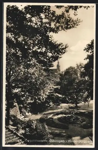 AK Dippoldiswalde /Osterzgeb., Hindenburgpark mit Kirche im Hintergrund