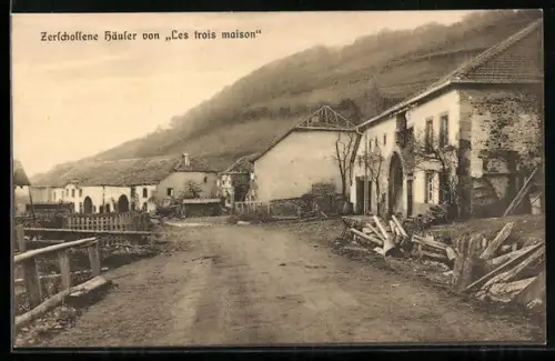 AK Les trois maison, Zerschossene Häuser