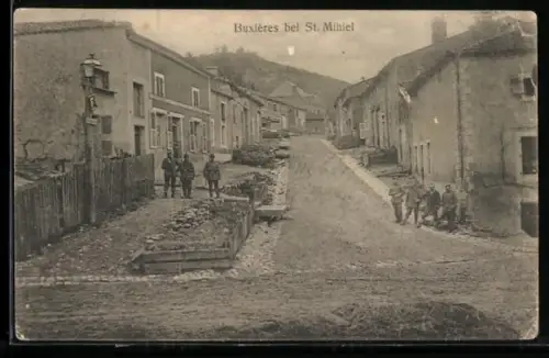 AK Buxiéres, Strassenpartie mit Wohnhäusern und Soldaten