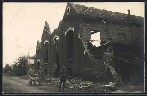 AK Fromelles, Zerstörte Ortspartie mit Soldaten
