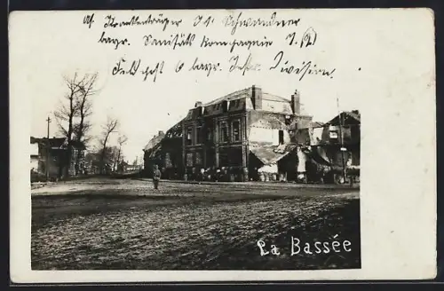 AK La Bassée, Strassenpartie mit Soldaten