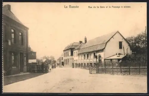 AK La Bassée, Rue de la Gare et le Passage à niveau