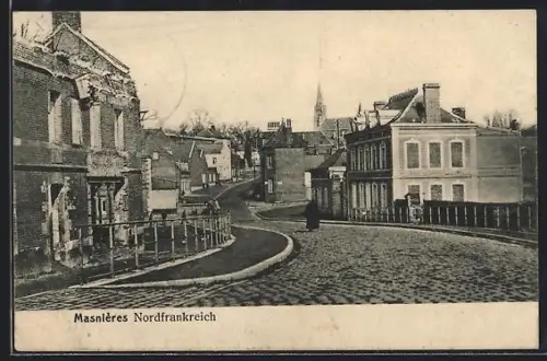 AK Masnières, Strassenpartie mit Kirche