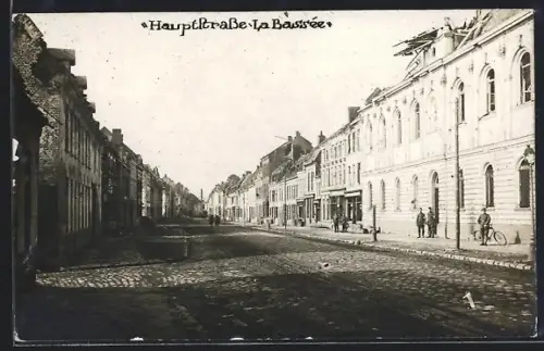 AK La Bassée, Hauptstrasse mit Soldaten