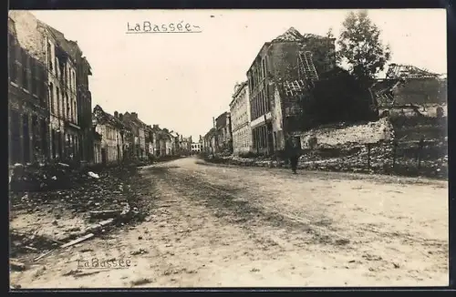 AK La Bassée, Strassenpartie mit zerstörten Häusern