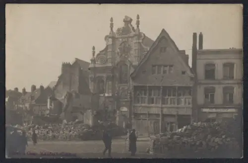 AK Cambrai, Strassenpartie mit Passanten