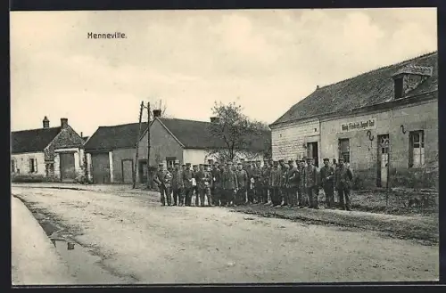 AK Menneville, Strassenpartie mit Soldaten