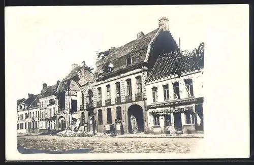 AK La Bassée, Strassenpartie mit zerstörten Häusern