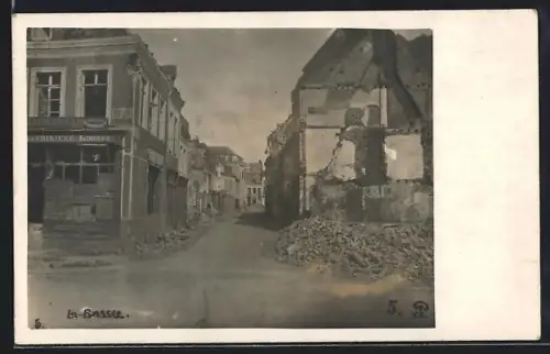 AK La Bassee, Strassenpartie in Trümmern