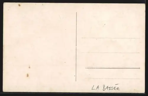 AK La Bassee, Strassenpartie in Trümmern