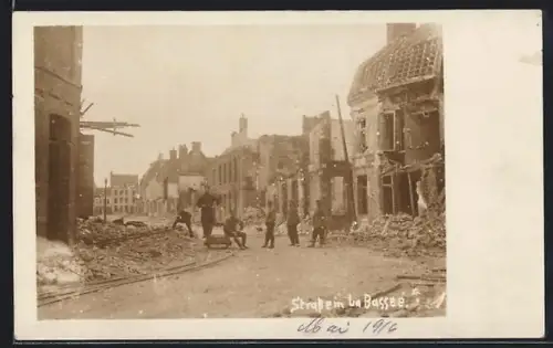 AK La Bassée, Strassenpartie mit Soldaten