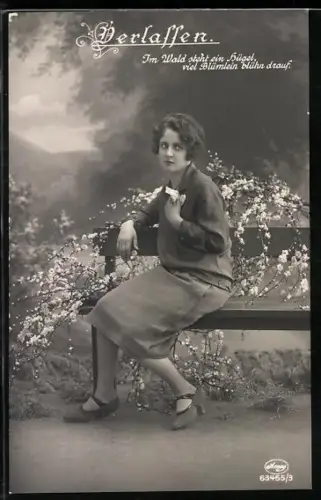 Foto-AK Amag Nr. 63455/3: Verlassen, Im Wald steht ein Hügel..., Junge Frau auf Bank