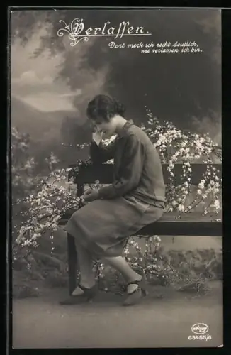 Foto-AK Amag Nr. 63455/6: Verlassen, Dort merk ich recht deutlich..., Junge Frau auf Bank