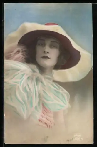 Foto-AK Amag: Frau mit einem Sommerhut blickt den Betrachter an