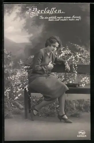 Foto-AK Amag Nr. 63455/4: Verlassen, Ja da schläft mein armes Herzel..., Junge Frau