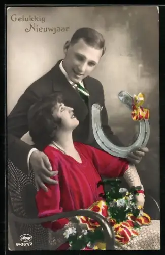 Foto-AK Amag Nr. 64387/2: Paar mit einem Hufeisen, Neujahrsgruss