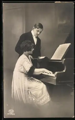 Foto-AK Amag Nr. 61195/2: Junge Frau am Klavier mit Sänger